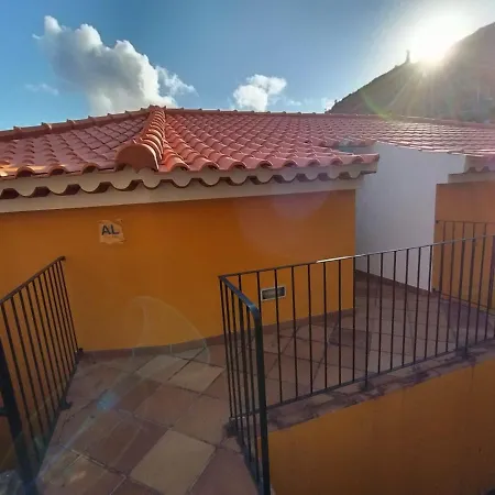 Casa Amarela Homestay *
