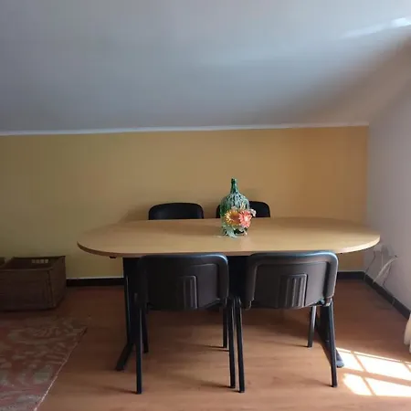 Casa Amarela Homestay *